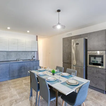 Apartment Stunning 3br With Balcony & Beautiful Scenery By 360 Estates