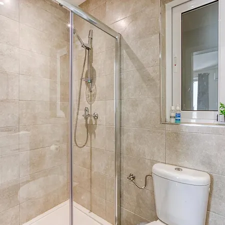Apartment Stunning 3br With Balcony & Beautiful Scenery By 360 Estates *